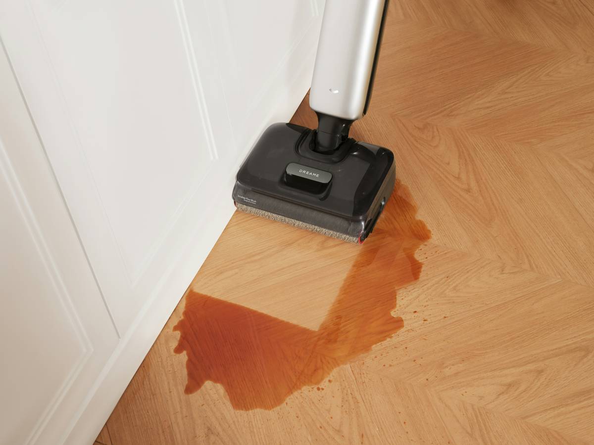 Infographic showing how a floor protection doormat traps 70-90% of dirt, reducing indoor soil accumulation
